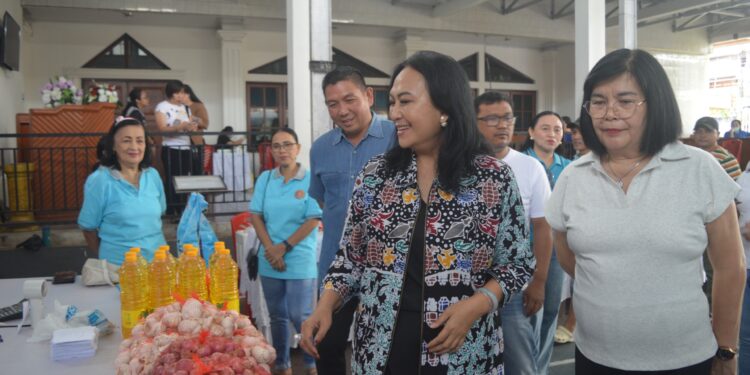 Jelang Natal dan Tahun Baru, Ketua PKK Sulut Anik Yulius Selvanus Bantu Warga Melalui Gerakan Pangan Murah