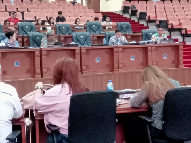 
Ketua TAPD Tahlis Gallang Sampaikan KUA-PPAS APBD 2026 di Banggar DPRD Sulut
