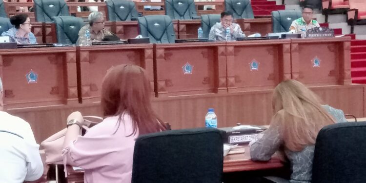 Ketua TAPD Tahlis Gallang Sampaikan KUA-PPAS APBD 2026 di Banggar DPRD Sulut