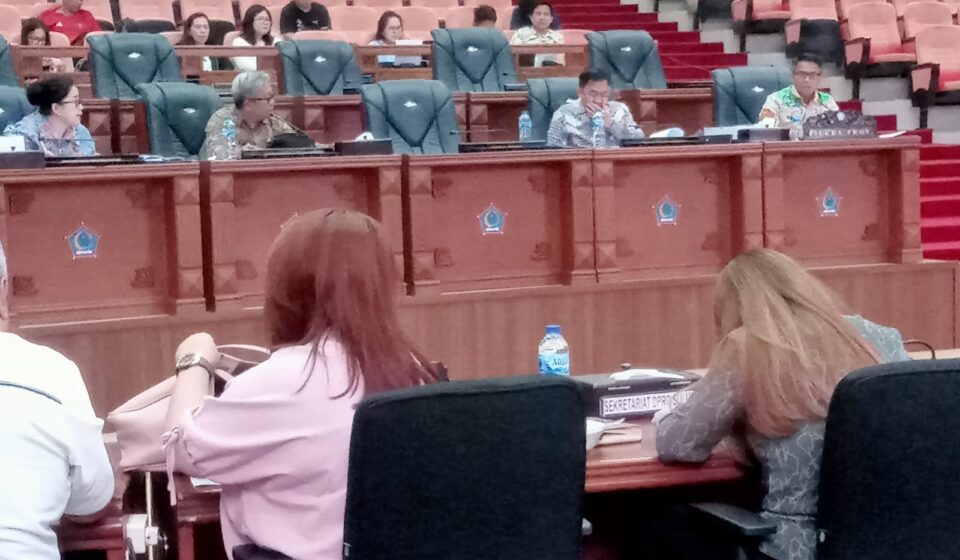 Ketua TAPD Tahlis Gallang Sampaikan KUA-PPAS APBD 2026 di Banggar DPRD Sulut