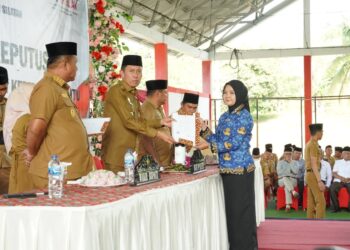 Bupati Iskandar Kamaru Serahkan 485 SK PPPK Paruh Waktu