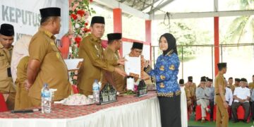 Bupati Iskandar Kamaru Serahkan 485 SK PPPK Paruh Waktu