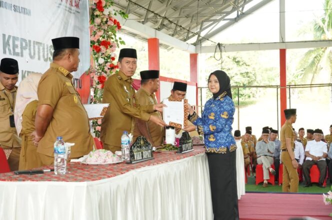 
Bupati Iskandar Kamaru Serahkan 485 SK PPPK Paruh Waktu