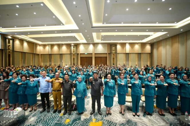 
Gubernur Yulius: PKK dan Dekranasda Ujung Tombak Pembangunan Sulut