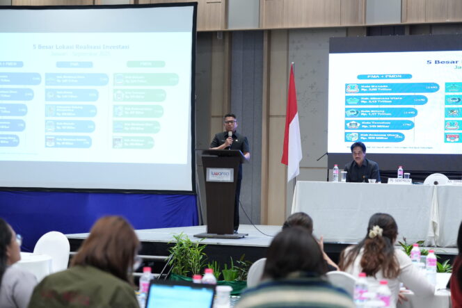 
Sekprov Tahlis Gallang membuka Bimtek dan sosialisasi mengenai perizinan berusaha berbasis resiko.
