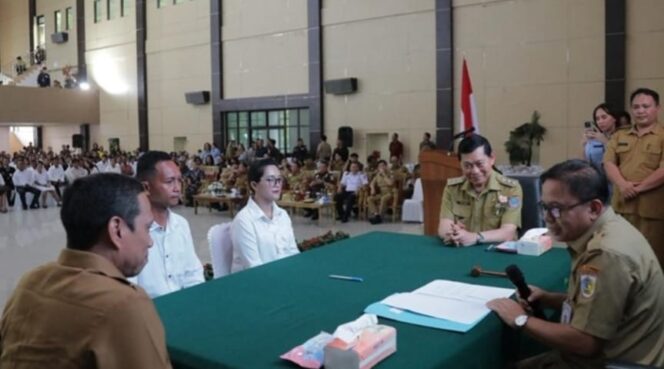 
 Walikota Kotamobagu Weny Gaib dan Wakil Gubernur Sulut Victor Mailangkay saksi pencatatan perkawinan.