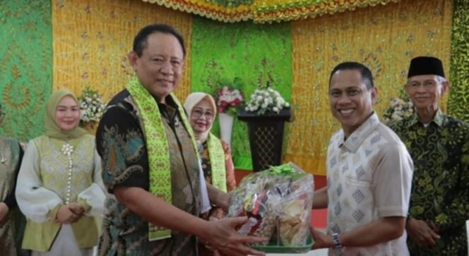 
 Walikota Kotamobagu Weny Gaib dan Gubernur Goronatlo Gusnar Ismail.