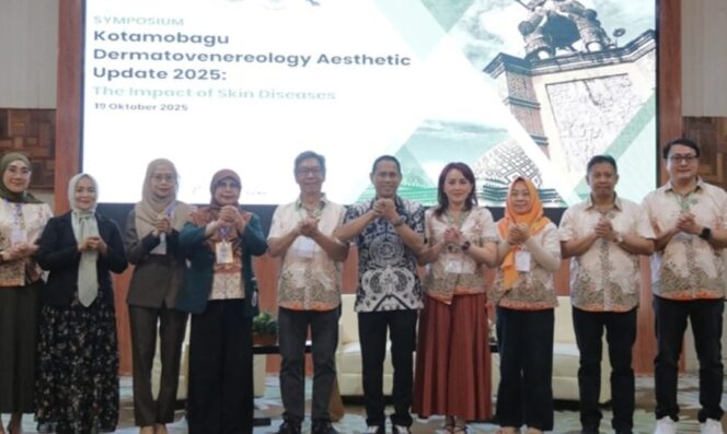 
Wali Kota Kotamobagu, dr. Weny Gaib, membuka Symposium Kotamobagu Dermatovenereology Aesthetic Update 2025: The Impact of Skin Diseases.