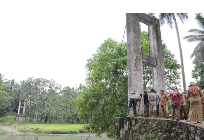 
Wali Kota Weny Gaib meninjau kondisi jembatan gantung ambruk di Kelurahan Mongondow.