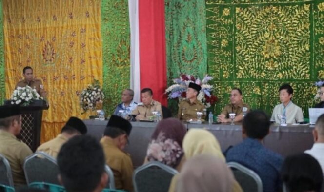
Walikota Weny Gaib sambutan di hadapan para kepala daerah se-BMR bersama CEO Y2 Blend LLC, Koichi Yasogawa, yang merupakan investor kakao dari Jepang.