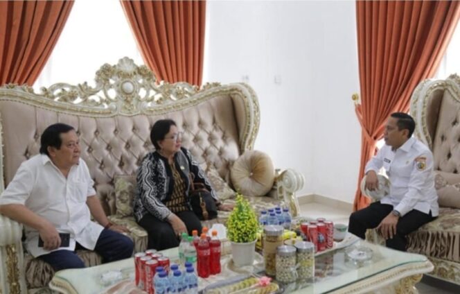 
Walikota Weny Gaib menerima kunjungan kerja anggota DPD Adriana Dondokambey.