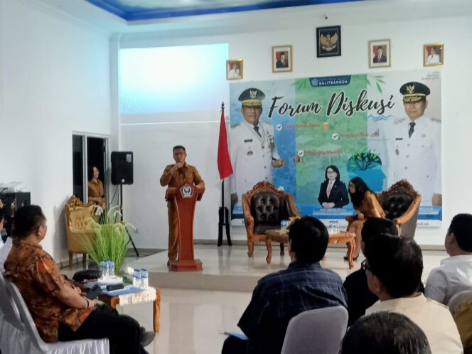 
Sekprov Tahlis Gallang membuka forum diskusi strategis mengenai terobosan pendapatan asli daerah di Kantor Balitbangda. 
