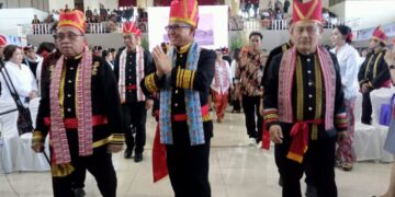 Simbol Keberagaman, Sekprov Sulut Tahlis Gallang Tampil Gagah dengan Pakaian Adat Minahasa