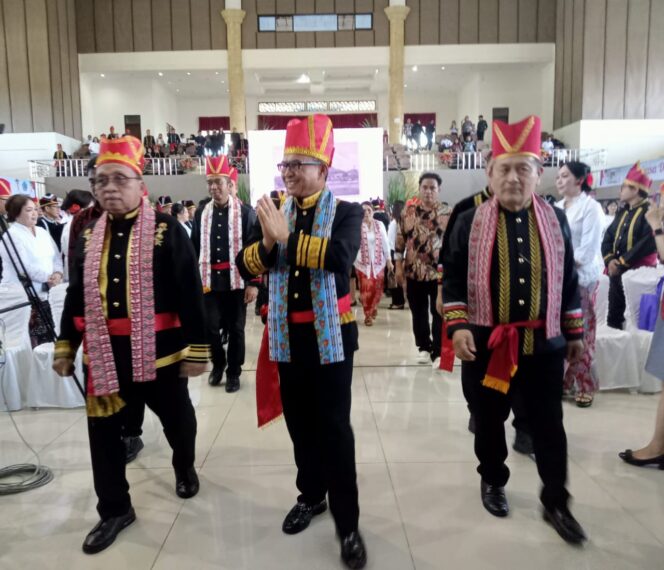 
Sekprov Sulut Tahlis Gallang (tengah) menggunakan baju adat Minahasa.