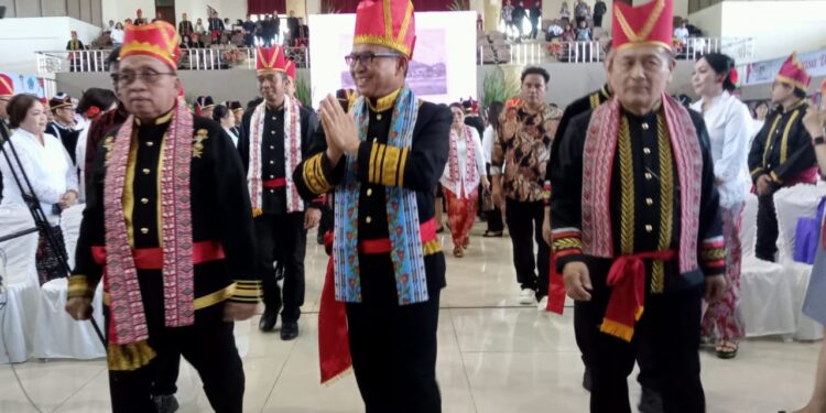 Simbol Keberagaman, Sekprov Sulut Tahlis Gallang Tampil Gagah dengan Pakaian Adat Minahasa