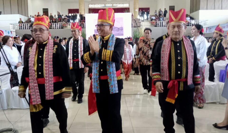 Simbol Keberagaman, Sekprov Sulut Tahlis Gallang Tampil Gagah dengan Pakaian Adat Minahasa