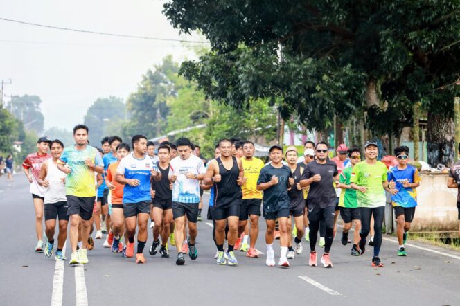 
Olahraga lari dianjurkan untuk menjaga kesehatan tubuh. Tampak Kokot Runners, salah satu komunitas lari di Kota Kotamobagu yang begitu aktif mengajak masyarakat untuk mulai berlari. (Foto: istimewa)