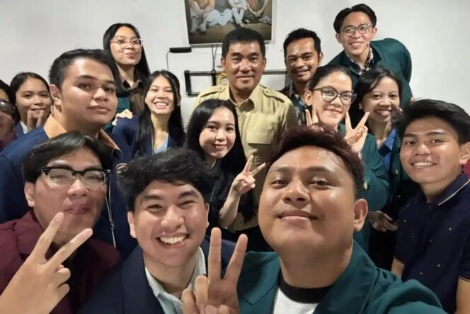 
Gubernur Yulius Selvanus bersama para mahasiswa yang tinggal di asrama mahasiswa Sulut di Bandung.