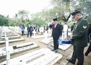 Peringati Hari Pahlawan, Gubernur Yulius Pimpin Ziarah di TMP Kairagi