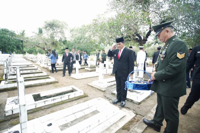 
Gubernur Yulius Selvanus memberi hormat dan menabur bunga di makam mantan Gubernur Sulut CJ Rantung.
