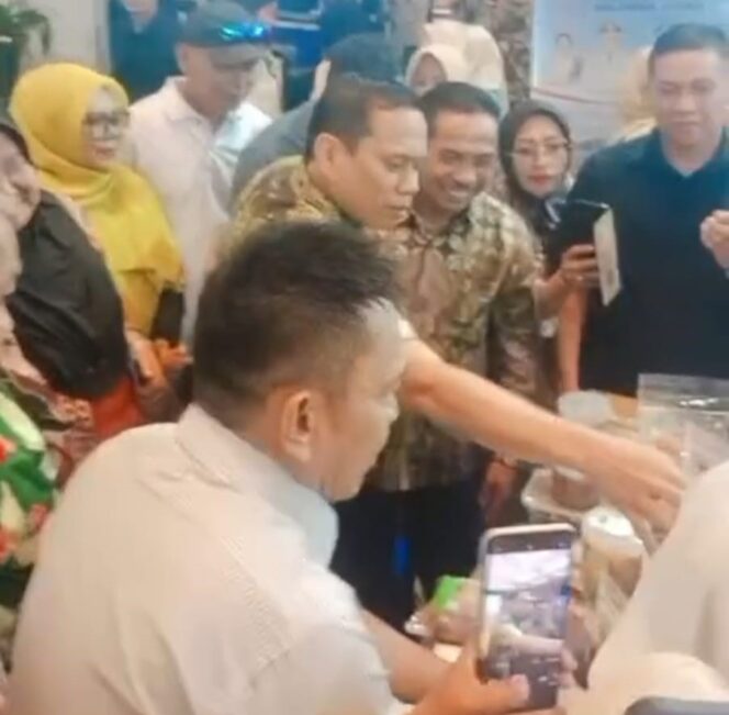 
Sangadi Tabang Junius Dilapanga menjelaskan tentang sirup pala yang merupkan produk UP2K PKK Tabang yang laris manis di Expo Agrinex 2025. 