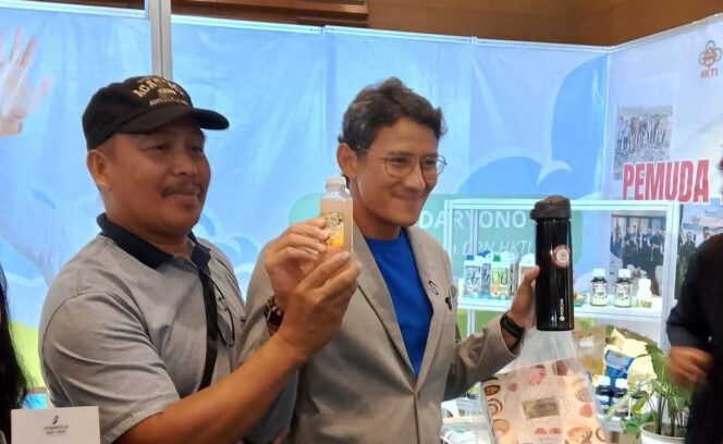 
 Mantan Menteri Pariwisata, Sandiaga Salahudin Uno dan Deki Potabuga salah satu perangkat Desa Tabang di Event Expo Agrinex 2025 digelar di Pekan Raya Jakarta.
