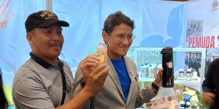 Sandiaga Uno Seruput Sirup Pala UP2K Tabang