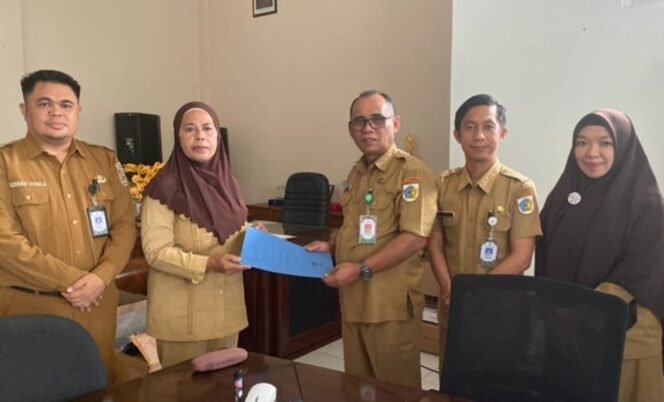 
Penyerahan SK Plt Kepala SD Negeri 1 Matali.