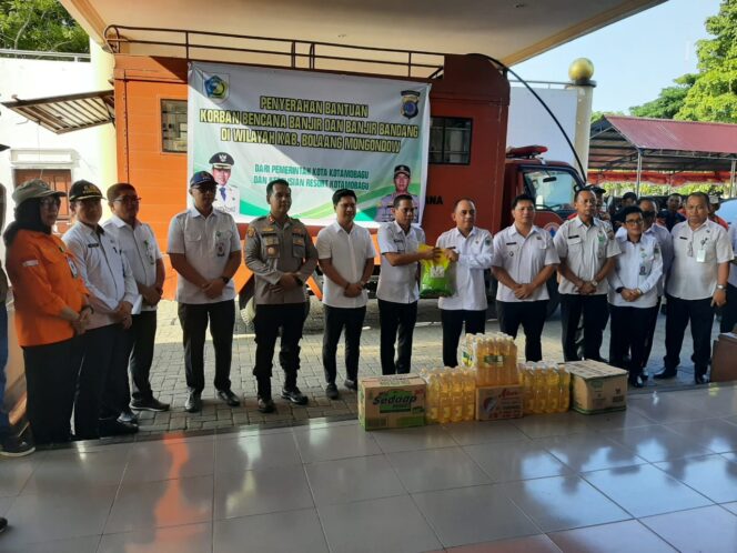 
 Penyerahan bantuan untuk korban banjir di Bolmong oleh Wali Kota Kotamobagu Wenny Gaib dan Wakil Walikota Rendi Mangkat.