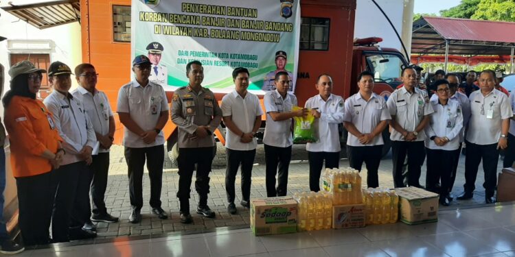 Wenny-Rendi Serahkan Bantuan Pemkot Kotamobagu untuk Korban Banjir di Bolmong