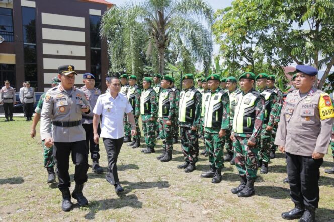 
 Walikota Wenny Gaib dan Kapolres Kotamobagu AKBP Irwanto meninjau kesiapan personel.