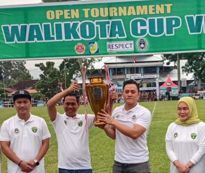 
 Walikota Wenny Gaib didampingi Wakil Walikota Rendy Virgiawan Mangkat menyerahkan piala bergilir kepada ketua panitia.
