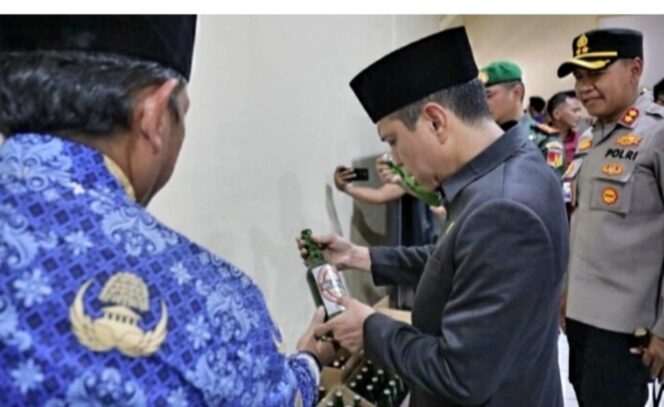 
 Walikota Wenny Gaib dan Kapolres Kotamobagu lihat barang bukti ribuan botol minuman keras yang disita Satpol PP.