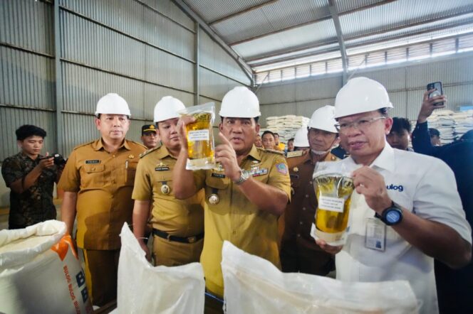 
 Gubernur Sulut Yulius Selvanus menyalurkan bantuan pangan kepada 139 ribu KPM.