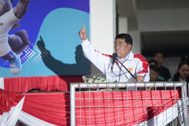 
Gubernur Yulius Selvanus membuka Porprov Sulut di Stadion Klabat Manado.