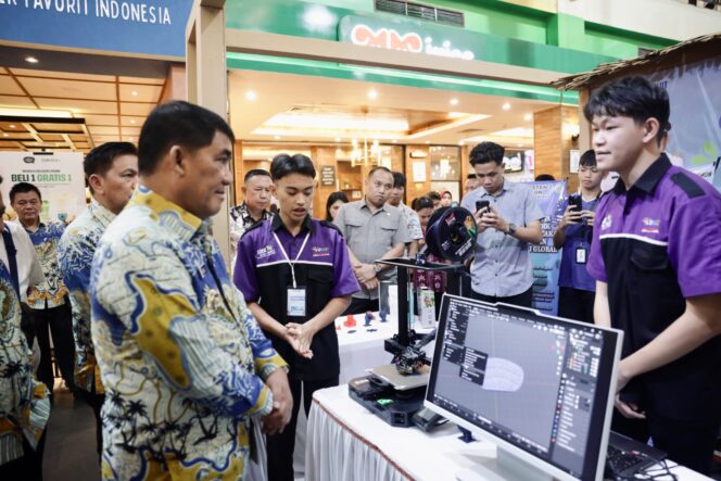 
 Gubernur Yulius Selvanus, hadir meninjau event Sulut Riset dan Inovasi Expo 2025 di Manado Town Square.