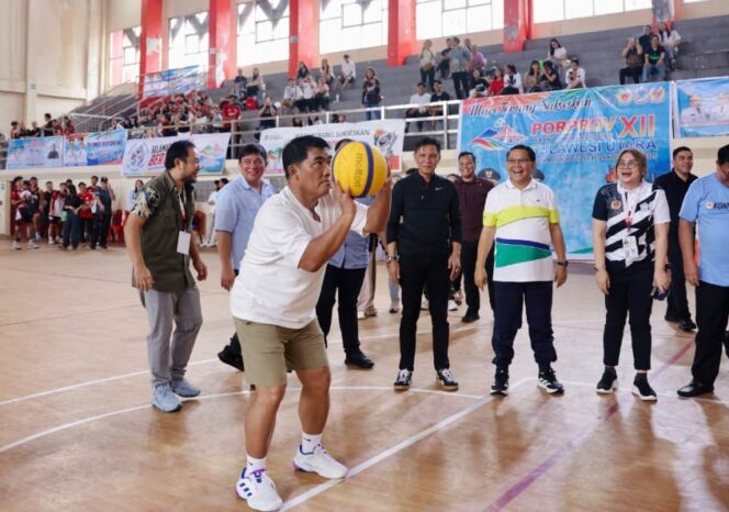 
Gubernur Yulius Selvanus Komaling melakukan tembakan bola ke ring basket.