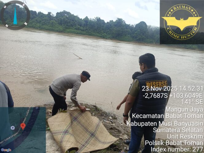 
Anggota Mapolsek Babat Toman mengevakuasi mayat bayi dari pinggir Sungai Musi. (Foto: Istimewa)
