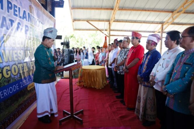 
Gubernur Sulut Yulius Selvanus melantik pengurus KTT Sulawesi Utara.