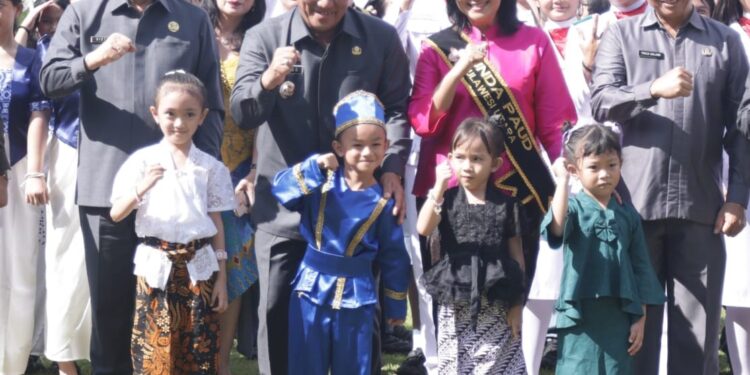 Peringati HGN 2025, Gubernur Yulius Ajak Guru Terus Berinovasi