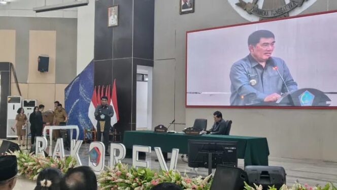 
Gubernur Sulut memimpin Rakorev diikuti kepala daerah se-Sulut.