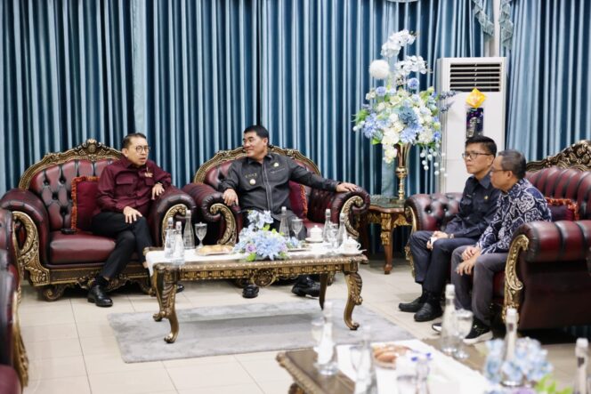 
Gubernur Yulius Selvanus dan Menteri Kebudayaan Fadli Zon di ruang VIP Bandara Samratulangi.