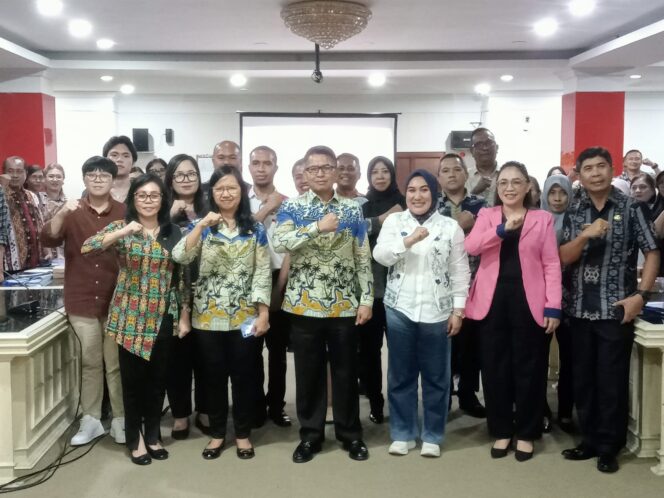 
Sekprov Sulut Buka Bimtek Literasi Informasi untuk Pustakawan, Guru dan Penggiat Literasi