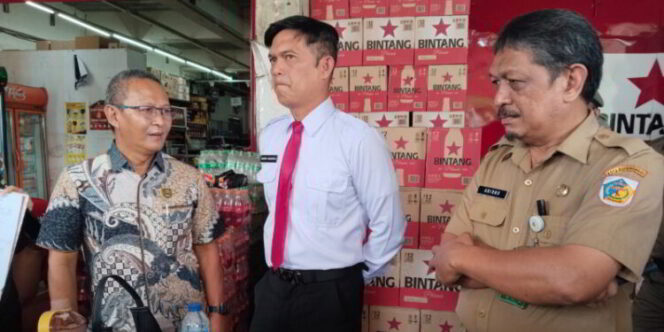 
Kepala Satpol PP Kotamobagu Sahaya Mokoginta saat memimpin razia minuman beralkohol tanpa izin di toko milik JG alias Titi yang juga legislator PDIP Kotamobagu. (Foto: istimewa)