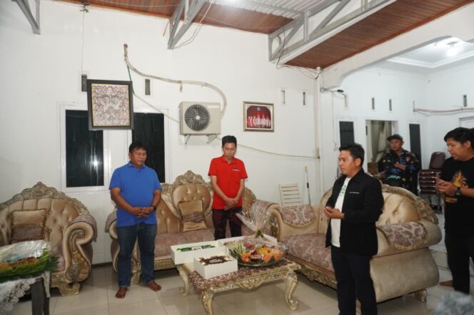 
Penuh Kebersamaan, Bupati Iskandar Dapat Kejutan Ultah ke-51 dari Wabup Deddy