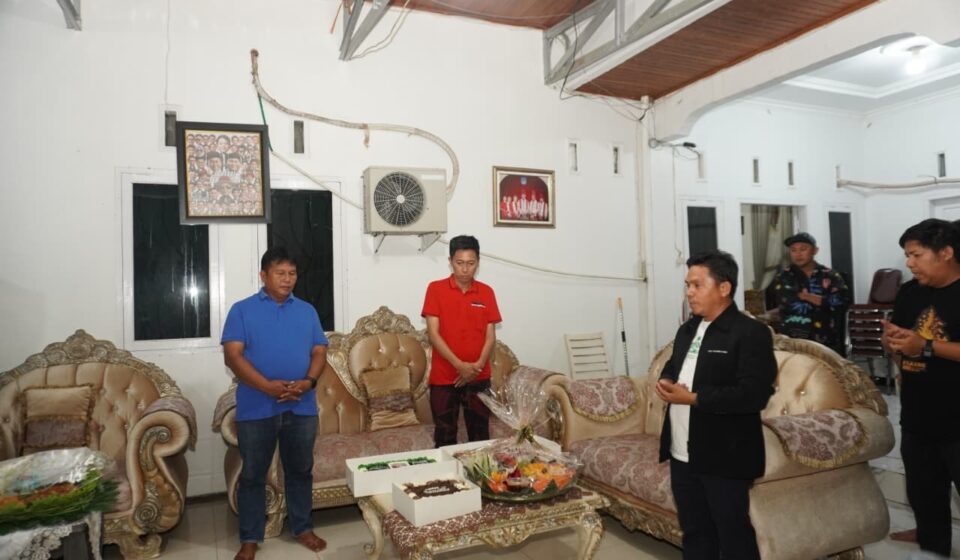 Penuh Kebersamaan, Bupati Iskandar Dapat Kejutan Ultah ke-51 dari Wabup Deddy