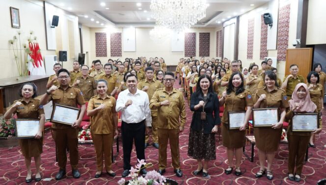 
					Wakili Gubernur, Sekprov Tahlis Gallang Buka Rapat Pembinaan Akuntansi dan Pelaporan Keuangan Daerah