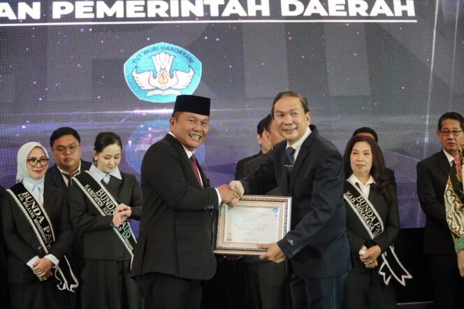 
Pemkab Bolsel Sabet 10 Penghargaan Anugerah Mapalus Pendidikan 2025