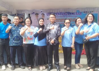 Sekprov Sulut Tahlis Gallang Didampingi Istri Tercinta Risky Amalia Lakukan Gerakan Pangan Murah dan Cek Kondisi Bangunan Sekolah