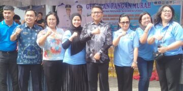 Sekprov Sulut Tahlis Gallang Didampingi Istri Tercinta Risky Amalia Lakukan Gerakan Pangan Murah dan Cek Kondisi Bangunan Sekolah